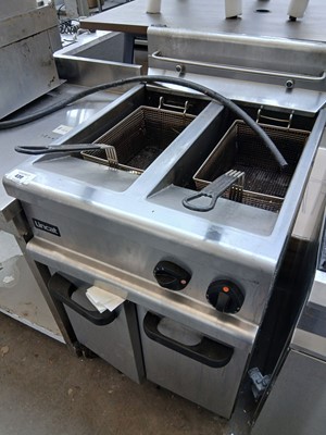 Lot 430 - 60cm gas Lincat twin-tank fryer with 2x baskets
