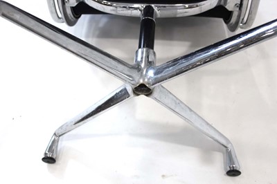Lot 33 - (G) An 'Aluminium Group' desk chair designed...