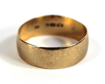 Lot 528 - A 9ct yellow gold wedding band, band w. 8 mm,...
