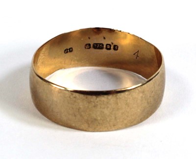 Lot 528 - A 9ct yellow gold wedding band, band w. 8 mm,...
