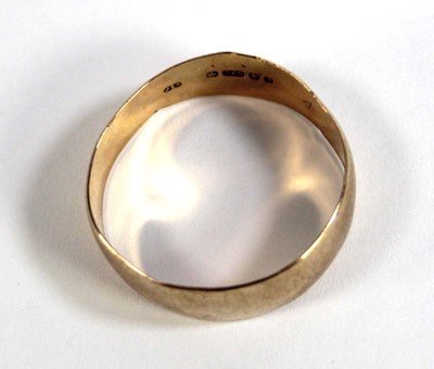 Lot 528 - A 9ct yellow gold wedding band, band w. 8 mm,...