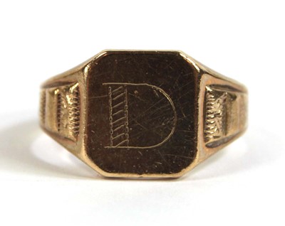 Lot 529 - A 9ct yellow gold signet ring, Birmingham 1994,...