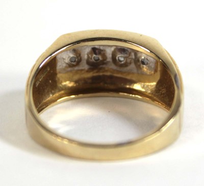 Lot 531 - A 9ct yellow gold ring set fur small diamonds...