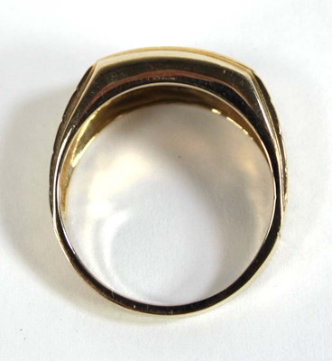 Lot 531 - A 9ct yellow gold ring set fur small diamonds...