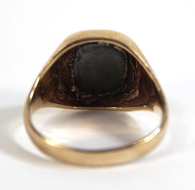 Lot 533 - A 9ct yellow gold signet ring set hematite...