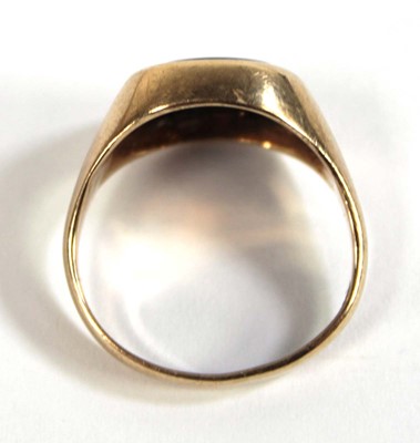 Lot 533 - A 9ct yellow gold signet ring set hematite...