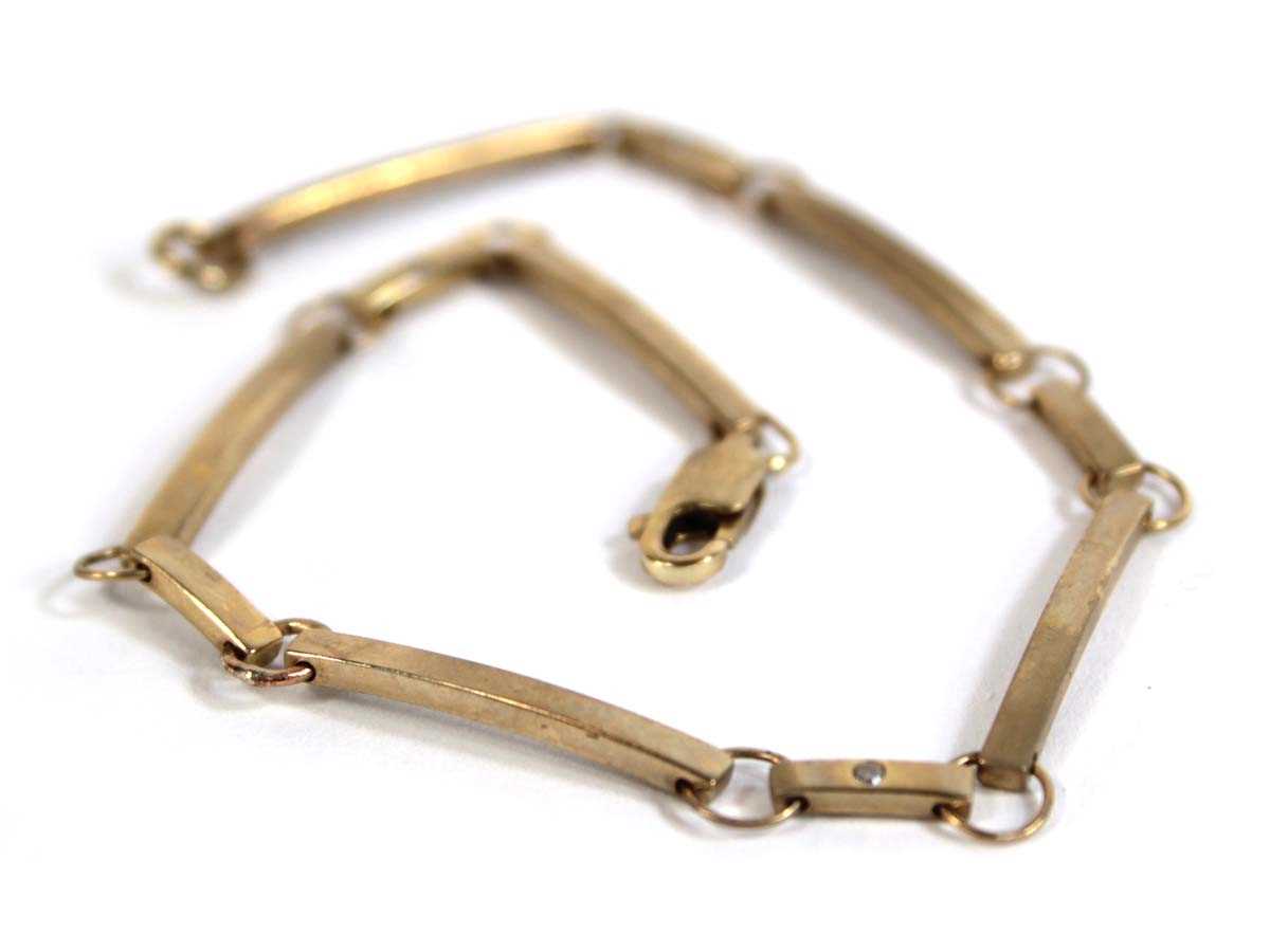 Lot 534 - A 9ct yellow gold elongated bar link bracelet,...
