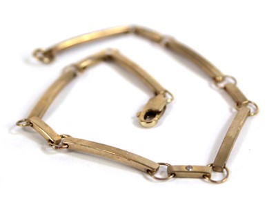 Lot 534 - A 9ct yellow gold elongated bar link bracelet,...