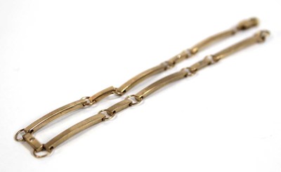 Lot 534 - A 9ct yellow gold elongated bar link bracelet,...
