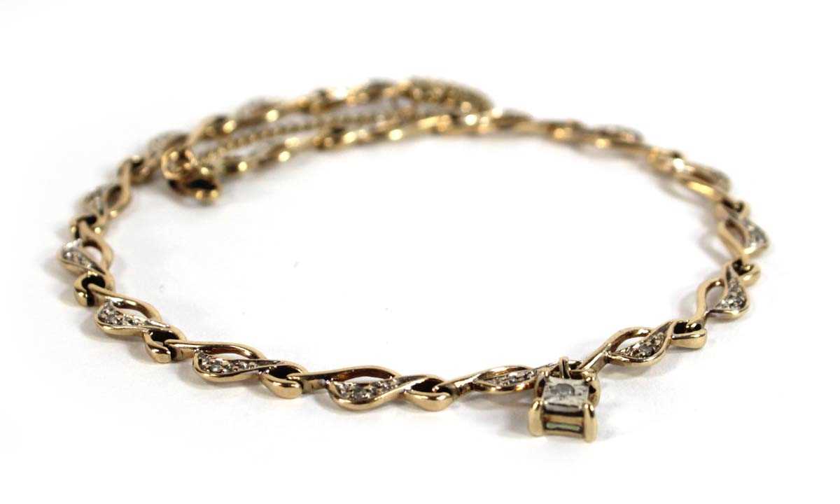 Lot 536 - A 9ct yellow gold swirl link bracelet set...
