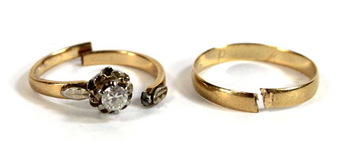 Lot 541 - An 18ct yellow gold wedding band, 1.3 gms and...