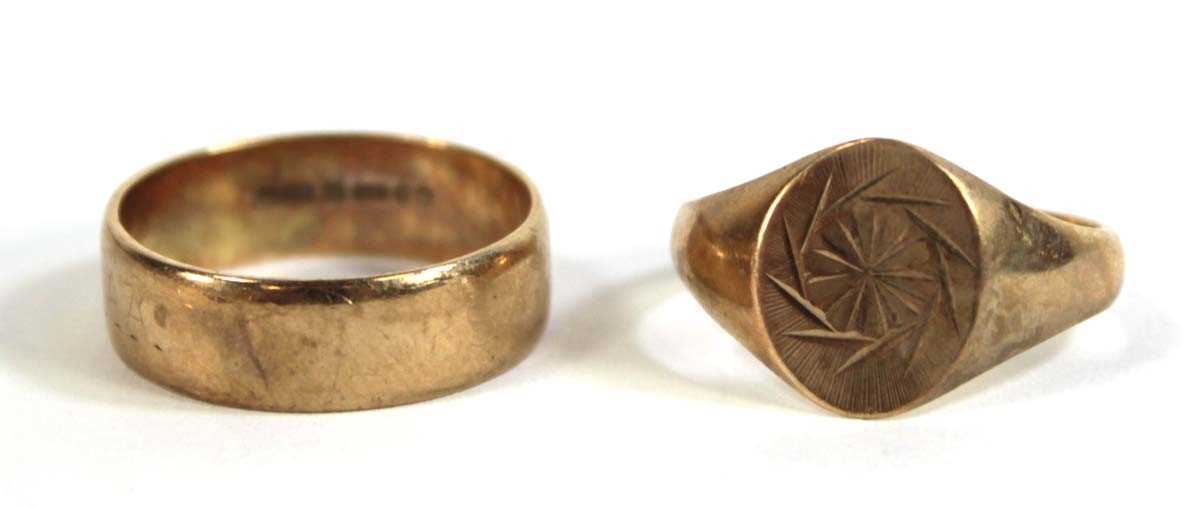 Lot 546 - A 9ct yellow gold signet ring, London 1972,...