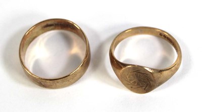 Lot 546 - A 9ct yellow gold signet ring, London 1972,...