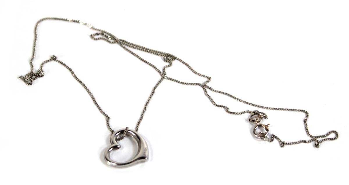 Lot 549 - A 9ct white gold finelink necklace suspending...