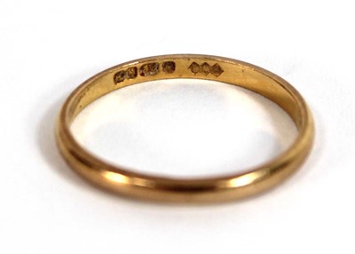 Lot 550 - A 22ct yellow gold wedding band, Birmingham...
