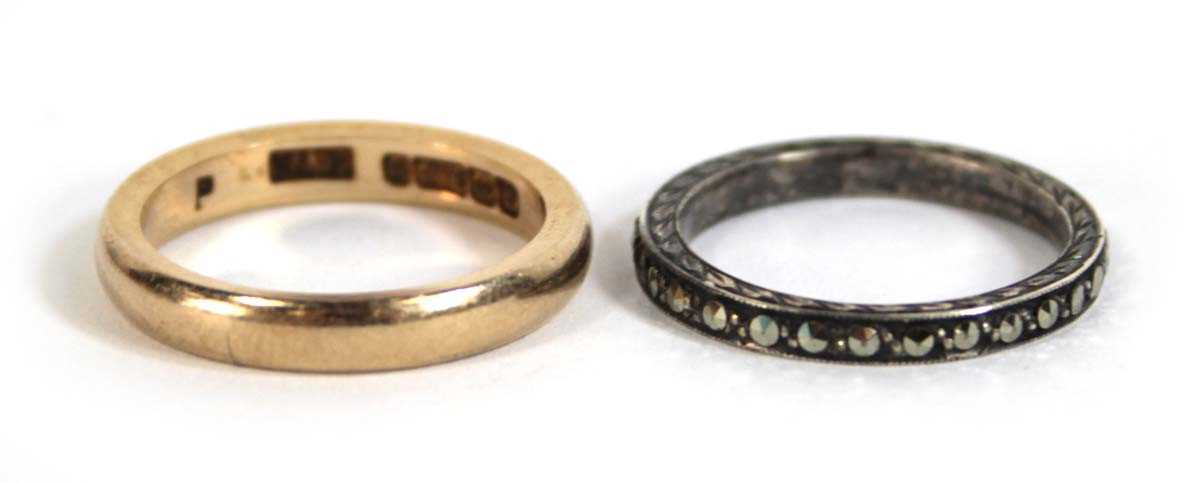 Lot 551 - A 9ct yellow gold wedding band, Birmingham...