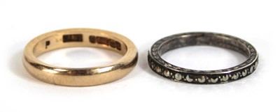Lot 551 - A 9ct yellow gold wedding band, Birmingham...