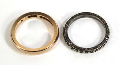 Lot 551 - A 9ct yellow gold wedding band, Birmingham...