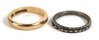 Lot 551 - A 9ct yellow gold wedding band, Birmingham...