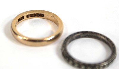 Lot 551 - A 9ct yellow gold wedding band, Birmingham...