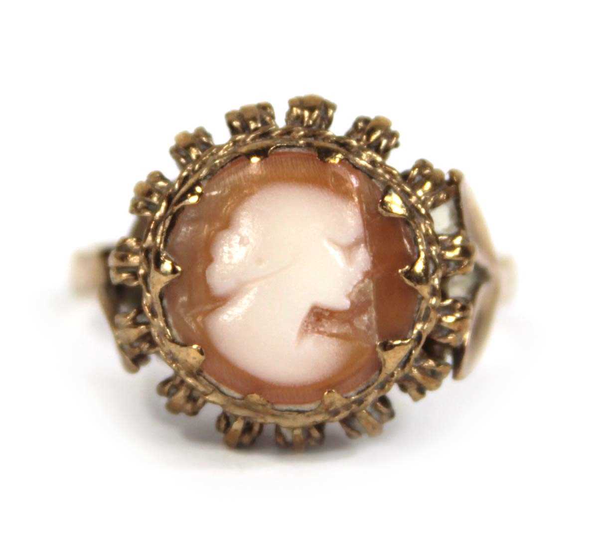 Lot 558 - A 9ct yellow gold ring set circular cameo,...