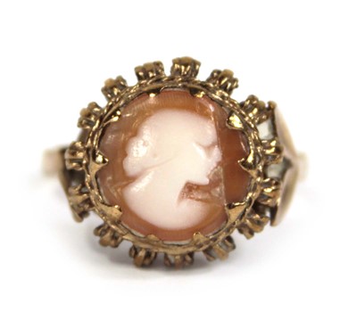 Lot 558 - A 9ct yellow gold ring set circular cameo,...