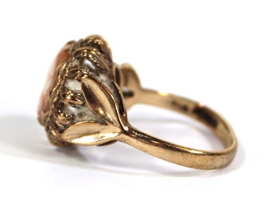 Lot 558 - A 9ct yellow gold ring set circular cameo,...