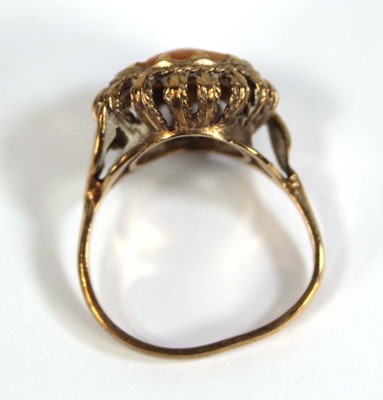 Lot 558 - A 9ct yellow gold ring set circular cameo,...