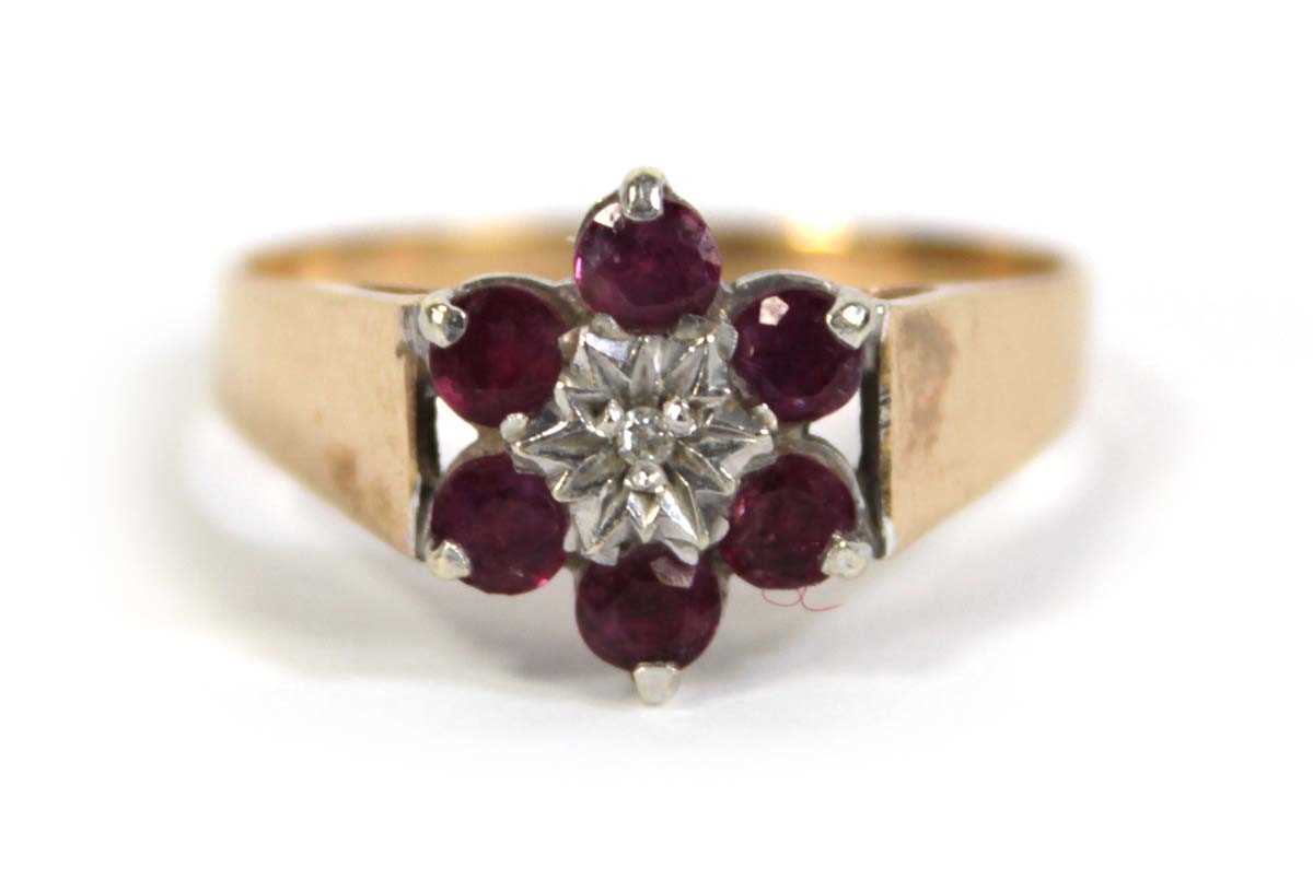 Lot 559 - A 9ct yellow gold cluster ring set small...