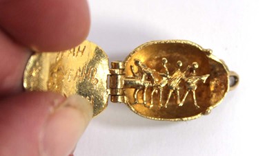 Lot 573 - A 9ct yellow gold charm in the form of a...
