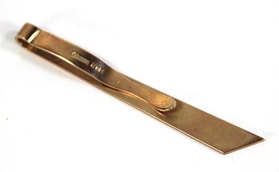 Lot 574 - A 9ct yellow gold engine turned tie clip,...