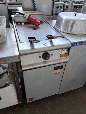 Lot 385 - 40cm Falcon electric single tank fryer with 2...