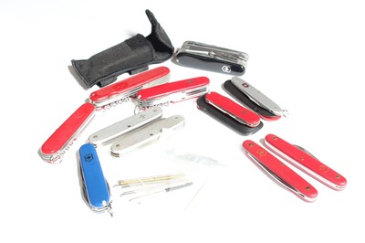 Lot 1078 - Bag containing eleven various Victorinox...