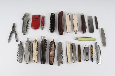 Lot 1085 - A group of assorted collectors pocket knives,...