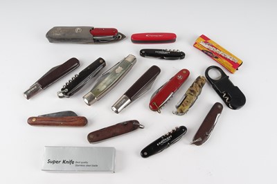 Lot 1089 - A group of assorted pocket knives