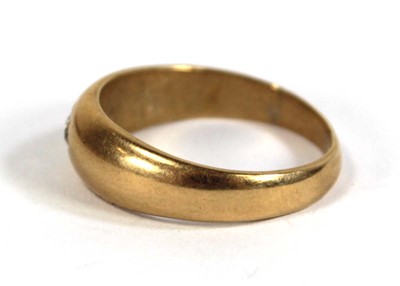 Lot 578 - A Victorian 18ct yellow gold ring set small...
