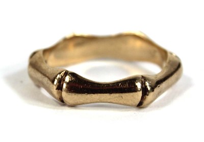 Lot 585 - A 9ct yellow gold band ring of vertebrae...
