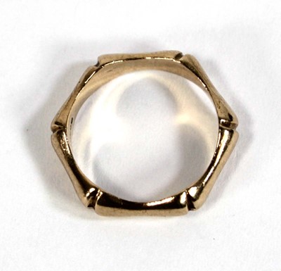 Lot 585 - A 9ct yellow gold band ring of vertebrae...