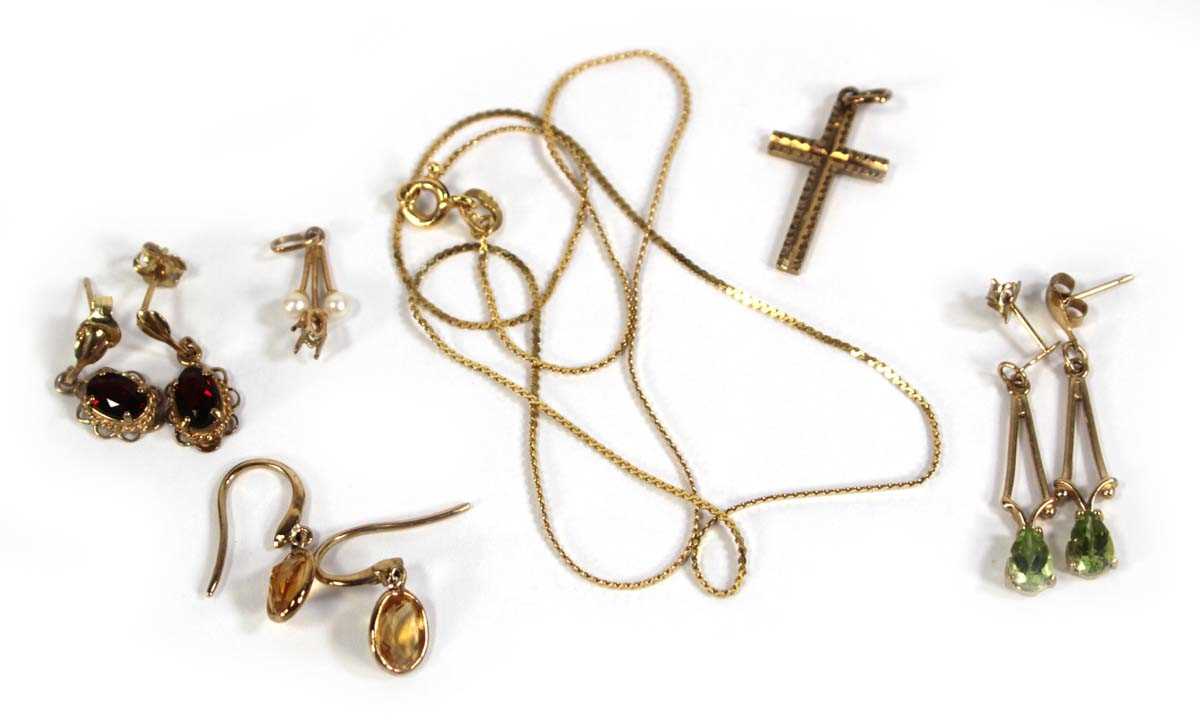 Lot 586 - A group of 9ct yellow gold and yellow metal...