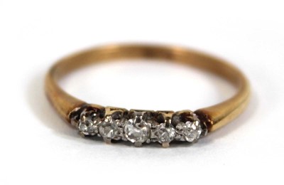 Lot 587 - An 18ct yellow gold ring set five small...