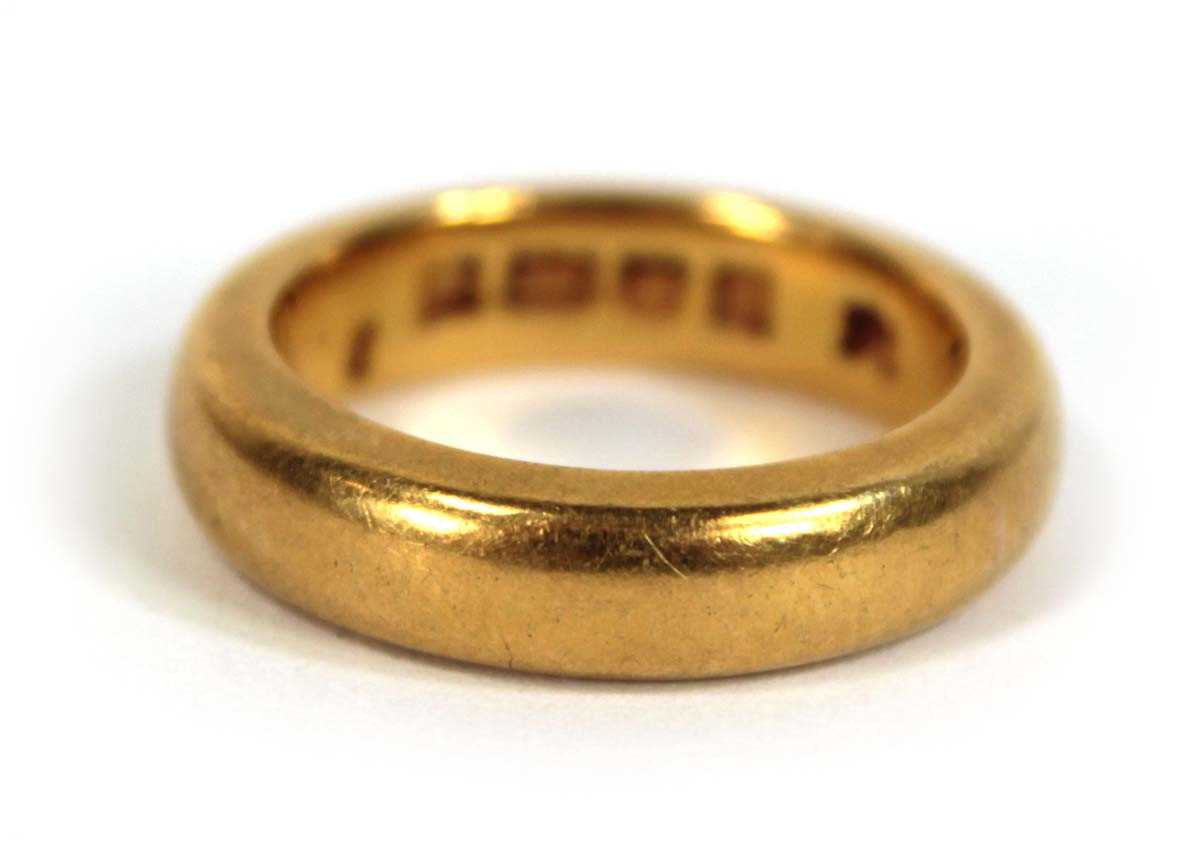 Lot 588 - An 18ct yellow gold wedding band, band w. 3 mm,...