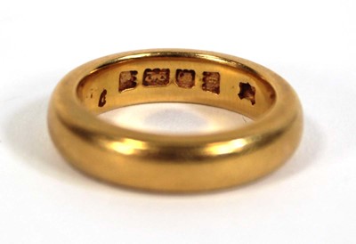Lot 588 - An 18ct yellow gold wedding band, band w. 3 mm,...