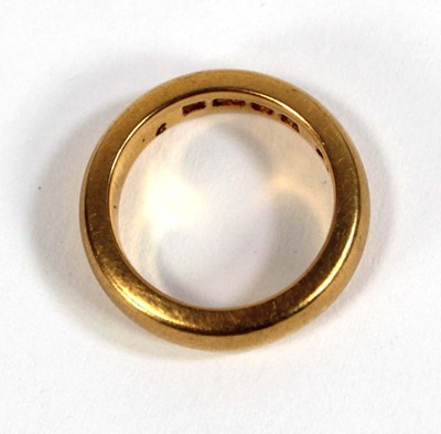 Lot 588 - An 18ct yellow gold wedding band, band w. 3 mm,...