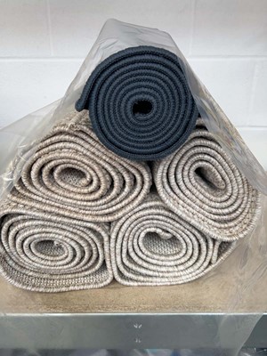 Lot 1416 - x5 runner rugs (x4 biege, x1 navy)