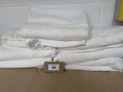Lot 1422 - Approx. 7 Grandeur white bath towels