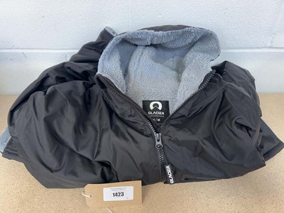 Lot 1423 - Glacier performance outdoor hooded robe in...