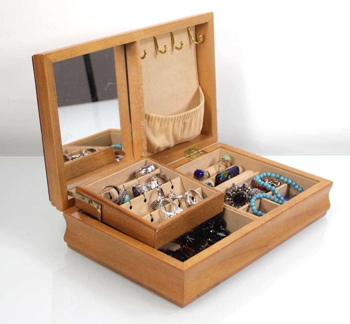 Lot 705 - A jewellery box containing a quantity of...