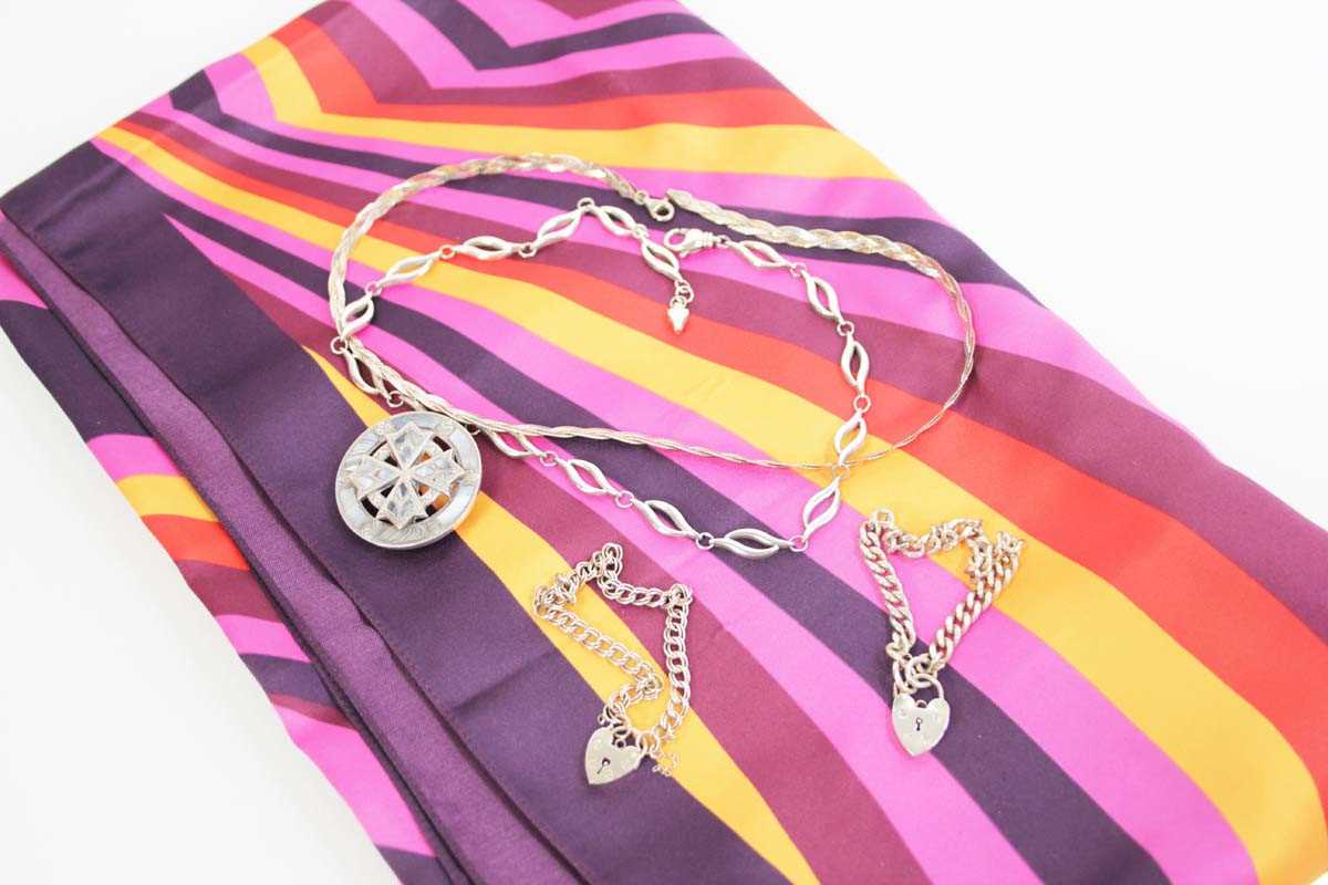 Lot 716 - A group of silver and metalware jewellery...