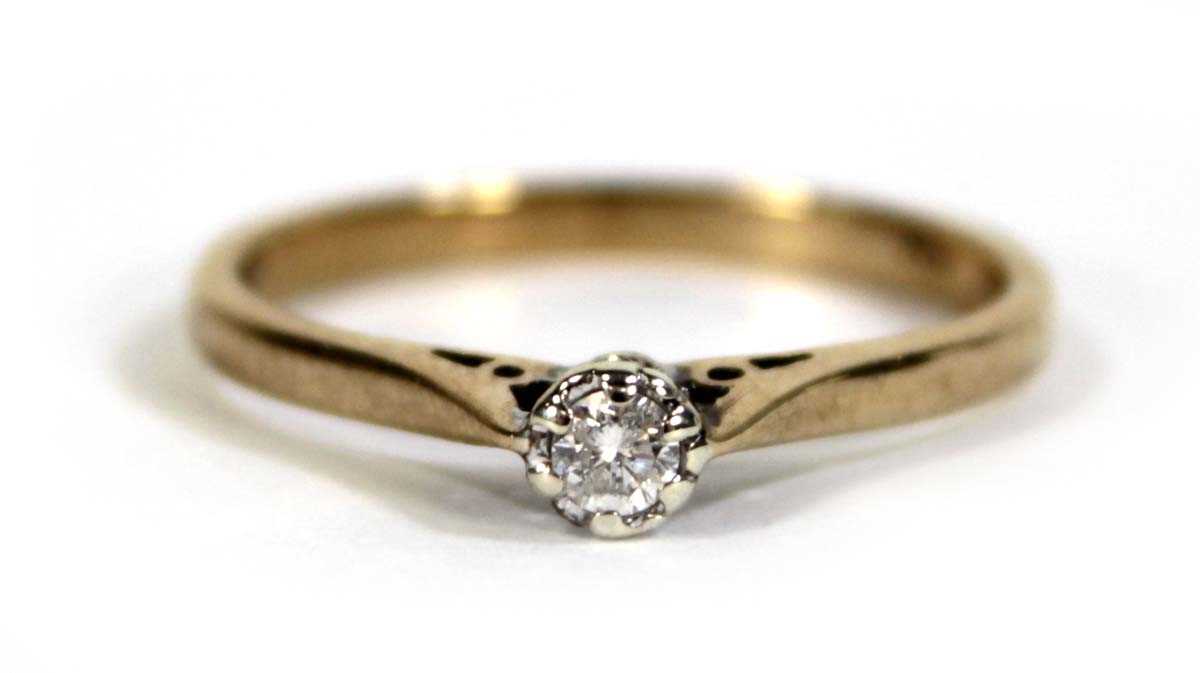 Lot 599 - A 9ct yellow gold ring set small diamond in an...