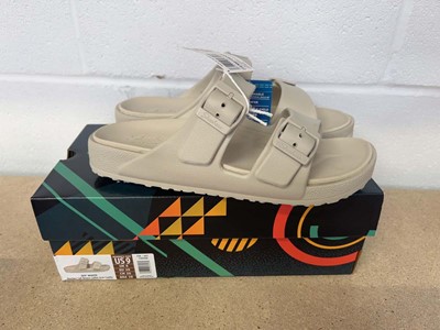 Lot 1542 - Boxed pair of Skechers arch comfort 'foamies'...
